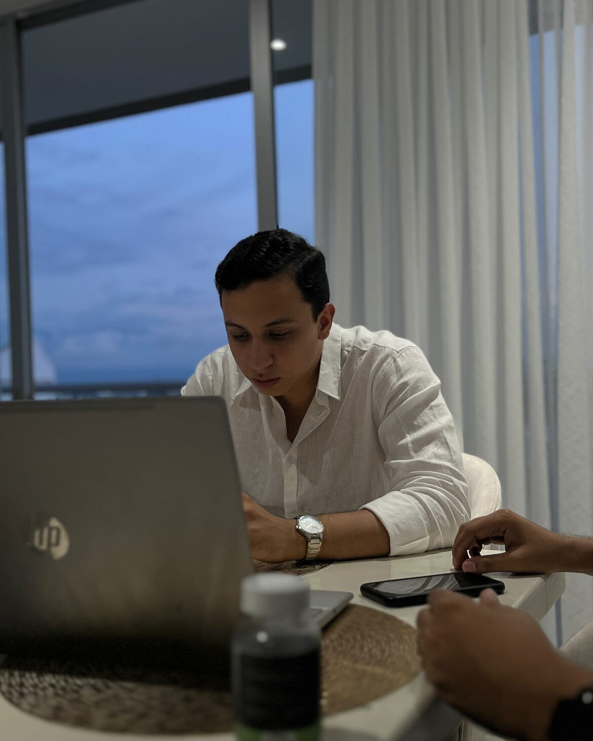 Camilo Gómez, fundador de Hilo, trabajando en su estudio